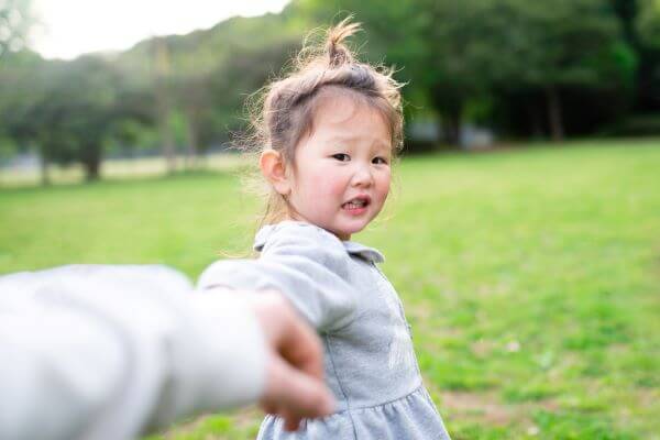 手を握る子ども