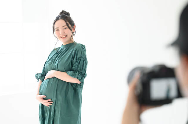 写真を撮ってもらう妊婦