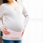 骨盤ベルトを着ける妊婦