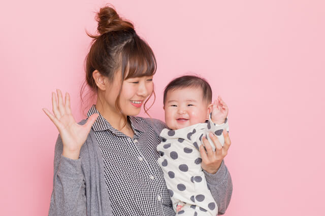 バイバイする赤ちゃんとママ