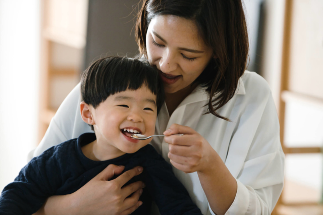 ご飯を食べる子ども