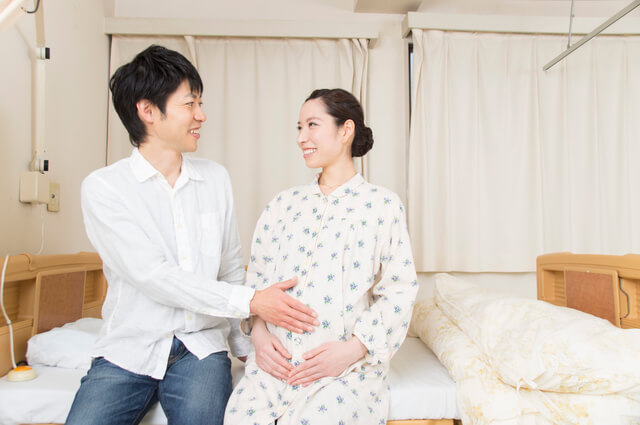 入院中の妊婦とパパ