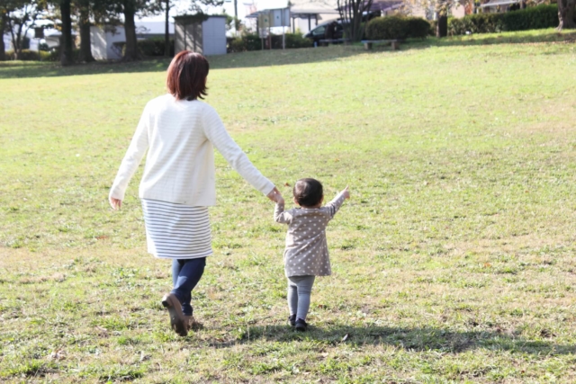 手を引く子ども