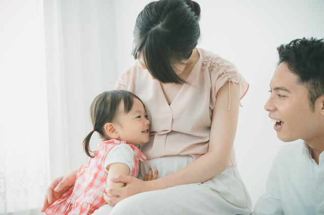 ママのお腹に耳を当てる子ども