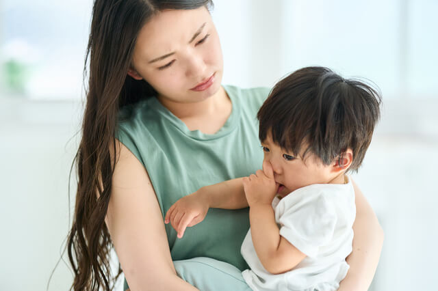 悩むママと子ども