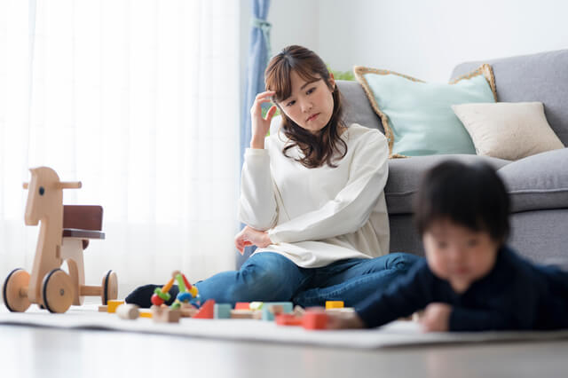 子どもを心配そうに見つめるママ