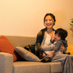 テレビを見るママと子供