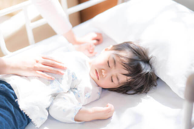 眠る子ども