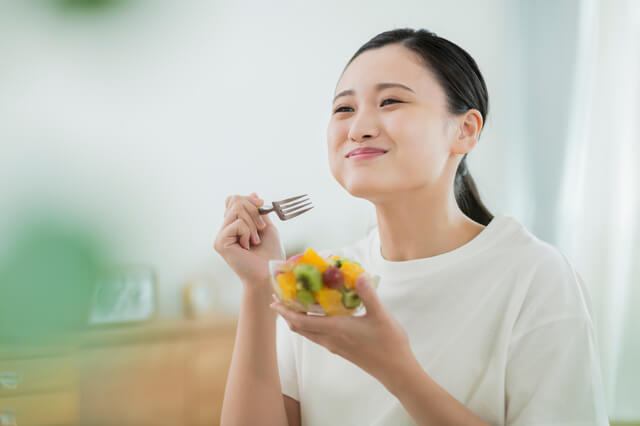 フルーツを食べる女性