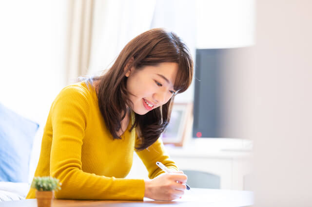 年賀状を書く女性