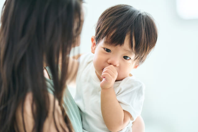 指しゃぶりする子ども