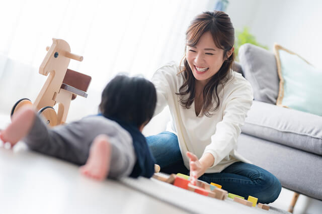 遊ぶママと子ども