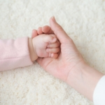 mom baby shake hands
