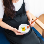 ヨーグルトを食べる妊婦