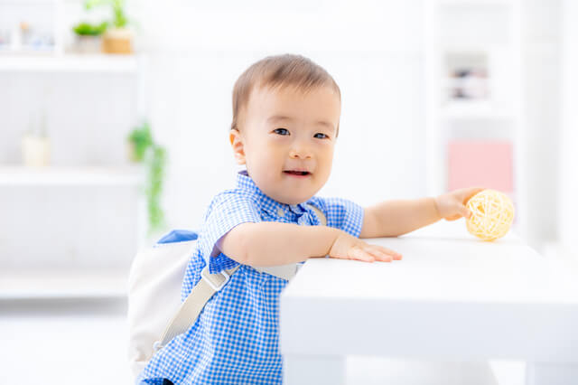 つかまり立ちする赤ちゃん