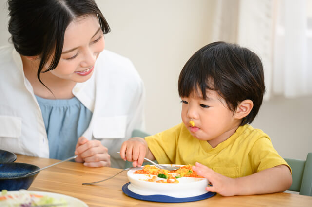 ご飯を食べる男の子