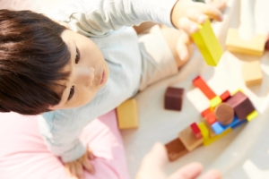 オモチャで遊ぶ男の子