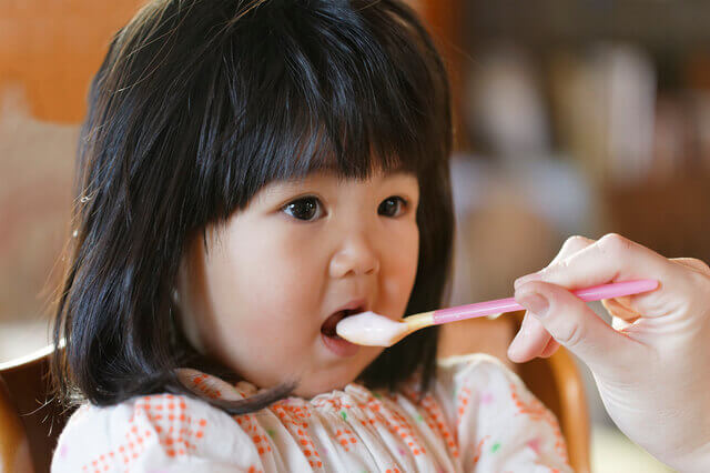 ご飯を食べる子ども