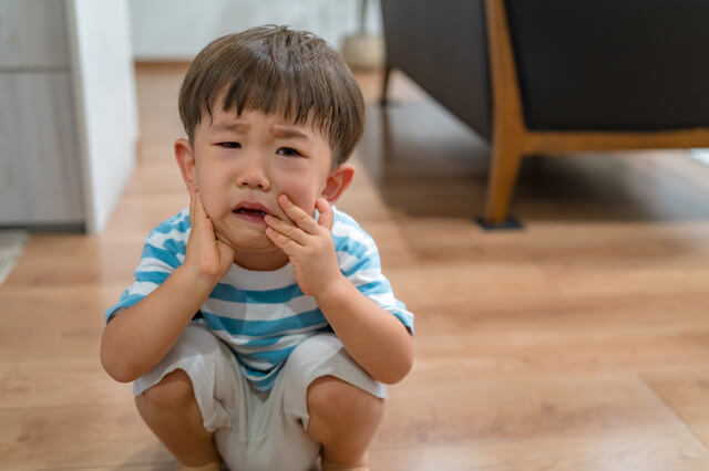 泣く子ども