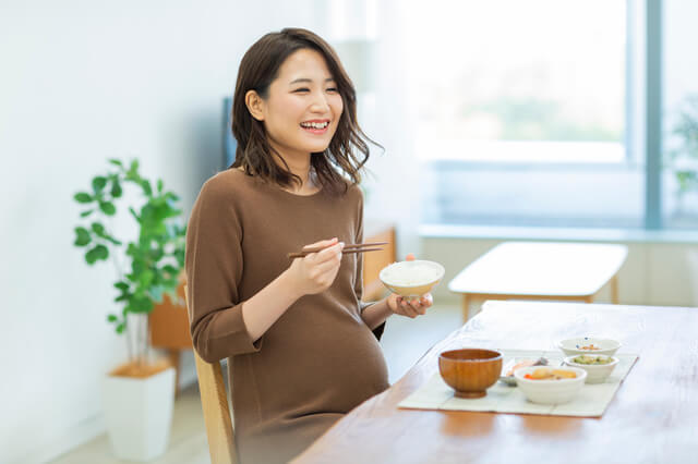 食事する妊婦