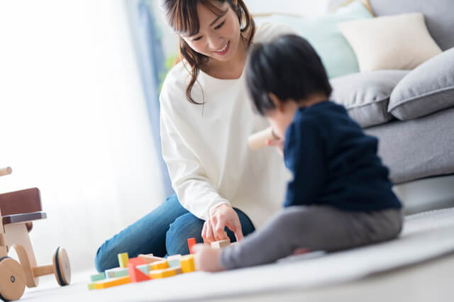 子供と遊ぶママ