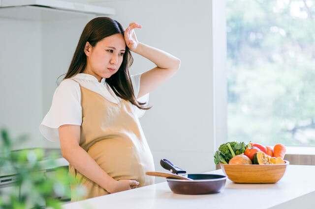 家事をする妊婦