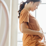 お腹を包む妊婦