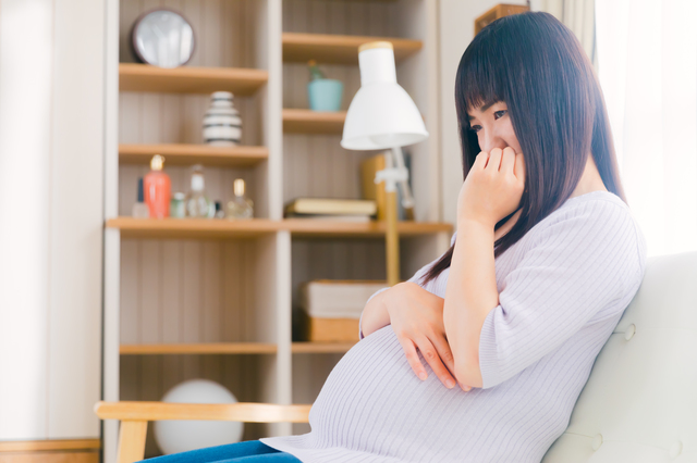 落ち込む妊婦