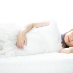 【医師監修】妊娠中にお腹の右だけ張る原因。対処法や注意すべき症状も