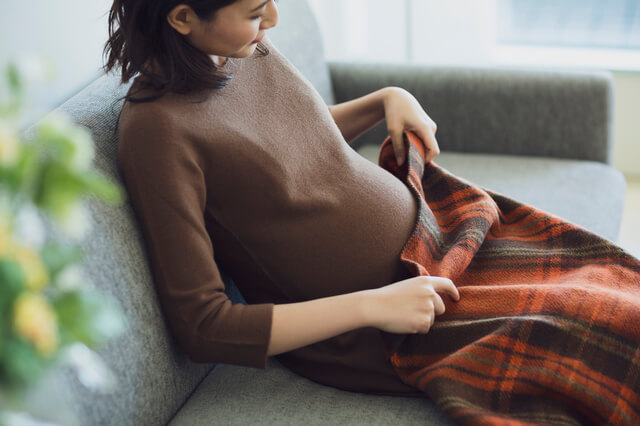 ブランケットをかける妊婦