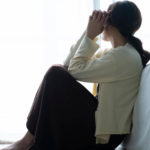 深く考える女性