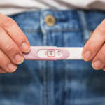 【医師監修】妊娠検査薬で陽性なのに生理きた…妊娠してないの？尿かけすぎのせい？