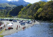 秋川橋河川公園　川遊び