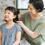 子どものヘアアレンジをするママ