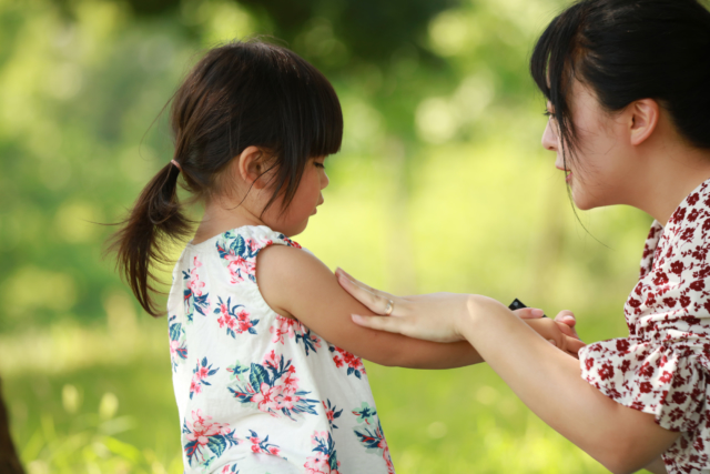 日焼け止めを塗る子ども