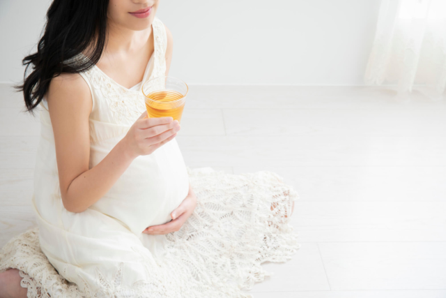 お茶を飲む妊婦