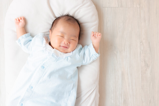 【生後1ヶ月】赤ちゃんの夏の服装例｜室内・お出かけ・寝る時の服選びのポイントや注意点も