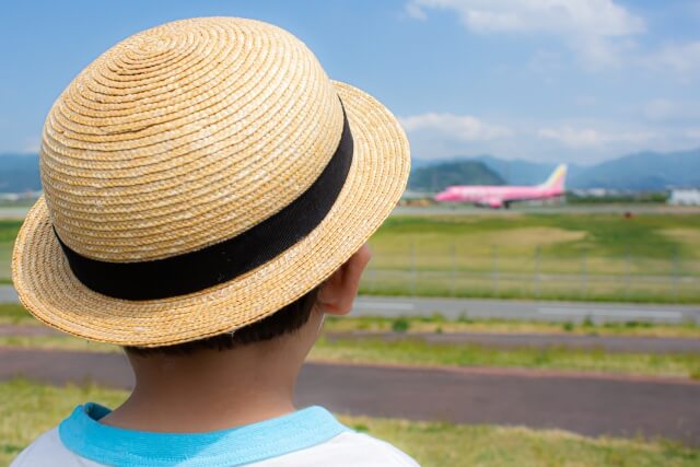 【2歳と飛行機】イヤイヤ期を乗り切る！機内10の対処法と心構え