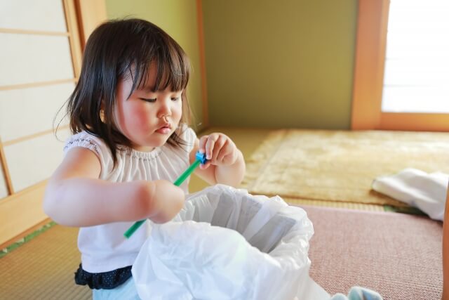 子ども　鉛筆削り