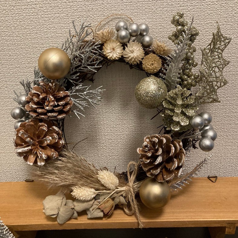 落ち着きのあるシックなクリスマスリース