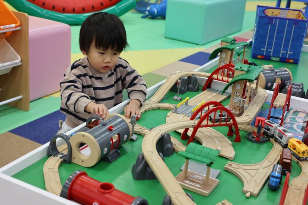 ジオラマ　子ども　電車ごっこ